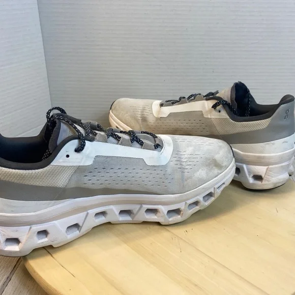 On Cloudmonster Men’s Gray/White Running Shoes, Size 11.5

Tbo#044 - Picture 5 of 8